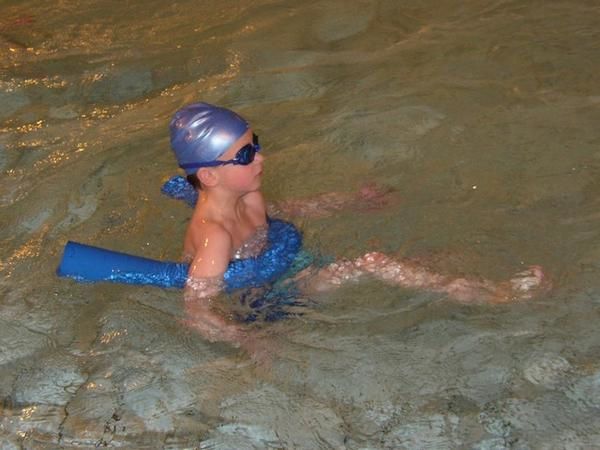 Au mois de janvier, des maîtres et maîtresses de notre circonscription ont participé à un stage de piscine, ils avaient besoin de 2 classes "cobayes" pour s'entraîner à mettre en oeuvre leurs séances... Nous avons donc participé à leur stage