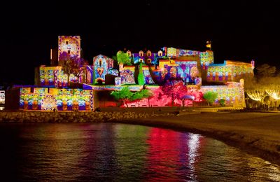Fête des lumières sur le château royal et le clocher à Collioure