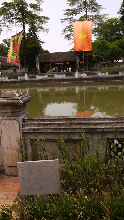 Arrivée à 5H30 à Hanoi. C’est Tuan qui nous accueille avec notre ami Joël. Nous allons à l’hôtel « Quoc Hoa » situé dans le vieux quartier de Hanoi.  Après la douche nous prenons le car pour visiter les principaux monuments. Ce dimanche il y avait une queue énorme pour visiter le mausolée de Ho Chi Minh ; finalement nous renonçons. Nous irons visiter la pagode de Tran Quoc, joliment bâtie au bord du grand lac de l’Ouest, le plus grand lac de Hanoi et du temple Quan Thanh qui se situent au bord du grand lac (lac de l’Ouest).  Le temple de la Littérature, première université nationale à l’architecture originale construite au XIème siècle et dédié désormais au culte de Confucius et des Lettrés. En chemin nous apercevons le palais présidentiel, la maison sur pilotis de Hô Chi Minh, et la pagode sur pilier unique.