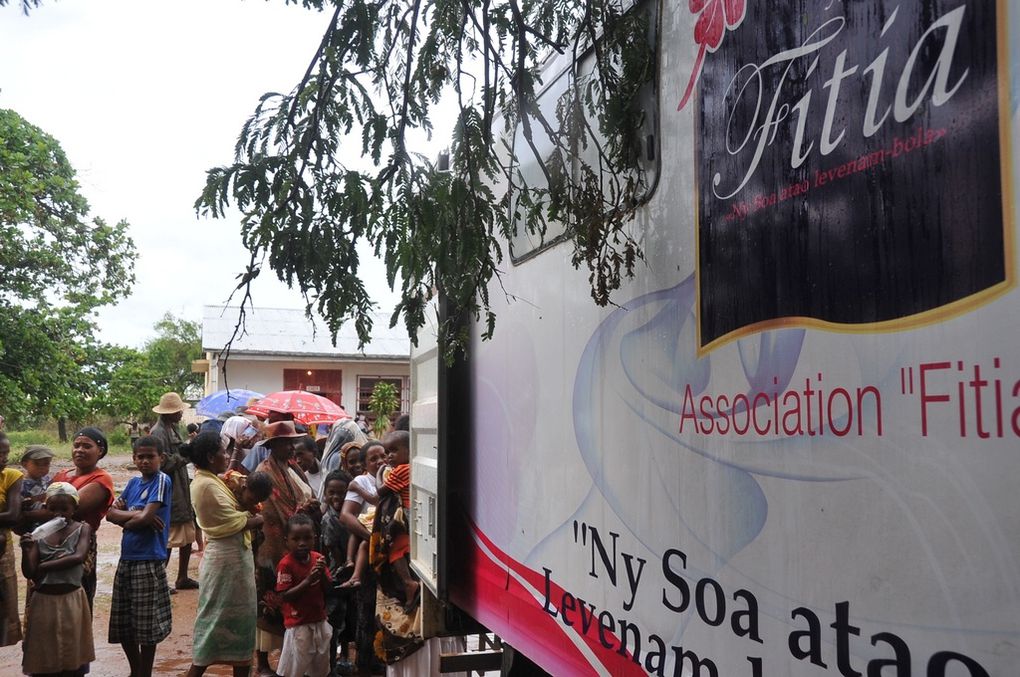 Les membres de l'Association FITIA, fondée et présidée par Mialy Rajoelina, au secours des sinistrés du cyclone Haruna à Sakaraha. Photos: Harilala Randrianarison