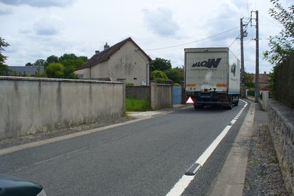A Villetrun, les riverains dénoncent des vitesses excessives depuis 2006. Le conseil municipal veut interdire le stationnement rue de la Picotière !