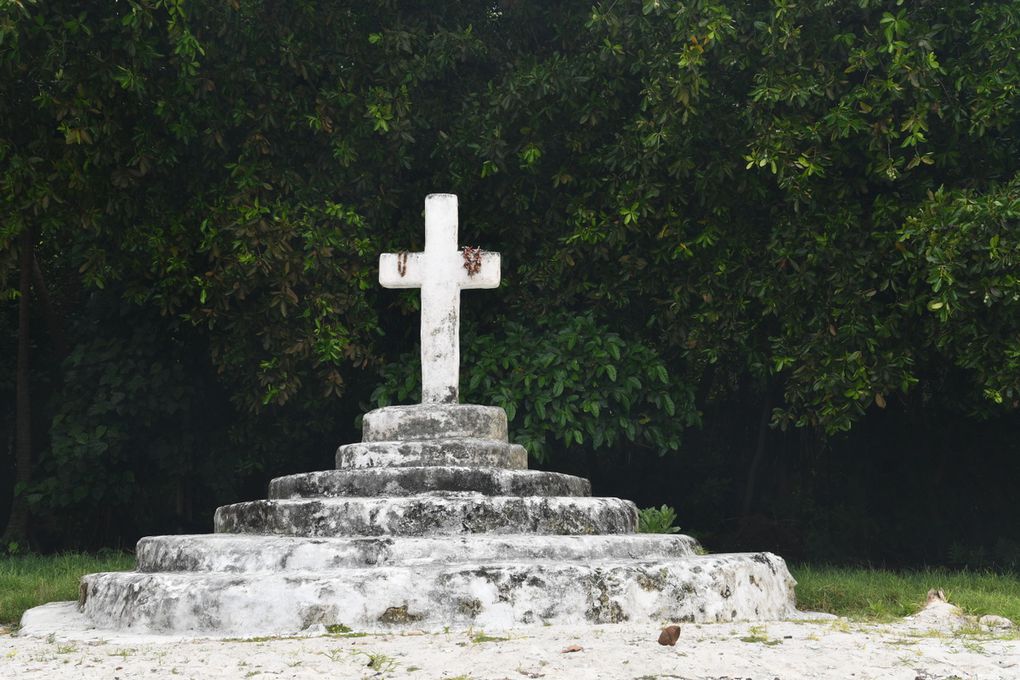 Toujours les vagues qui se fracassent sur la barrière, les farés des familles et une chapelle !