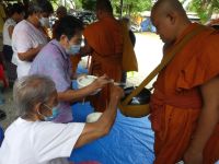Tak Bat au Wat Takian Tiah - Vu au temple (23-07)