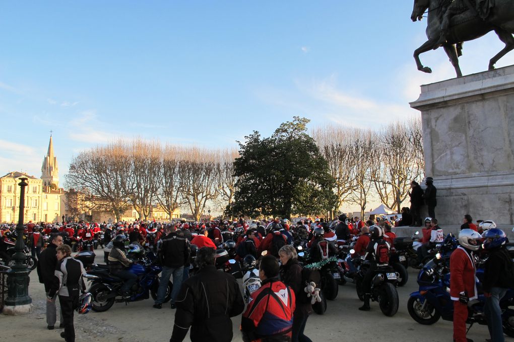 La ballade deNoêl des motards du Gard et de l'Hérault.
Concentration de 500 motards sur l'esplanade du Peyrou à Montpellier le 16 décembre 2012