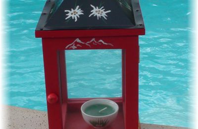 lanterne photophore rouge et sa bougie au thé vert