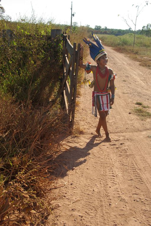 Je suis partie avec une équipe photo, trois ryder, un directeur artistique, un photographe et moi en assistante stylisme/ photo ainsi qu'une ethnologue qyui nous accueillient là bas, pour trois semaines dans une réserve indienne. Magnifique rencon