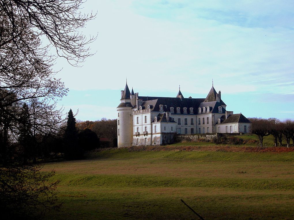 Le Château de Grillemont, jadis redoutable forteresse du XVème siècle est aujourd’hui un bâtiment d’époque classique du XVIIIème siècle.