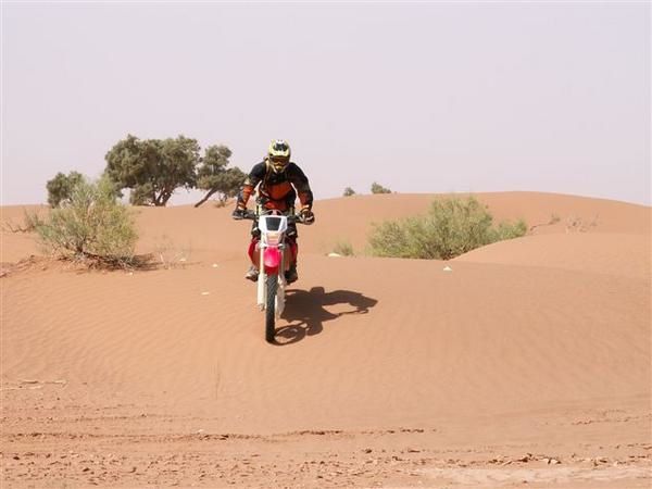 J'esp&egrave;re que ces photos prises lors de mon raid au Maroc en mars 2007 seront pour vous une invitation&nbsp;au voyage&nbsp;: vall&eacute;e du Draa, Jbel Sahro, dunes de Chigaga, lac Iriki . . .