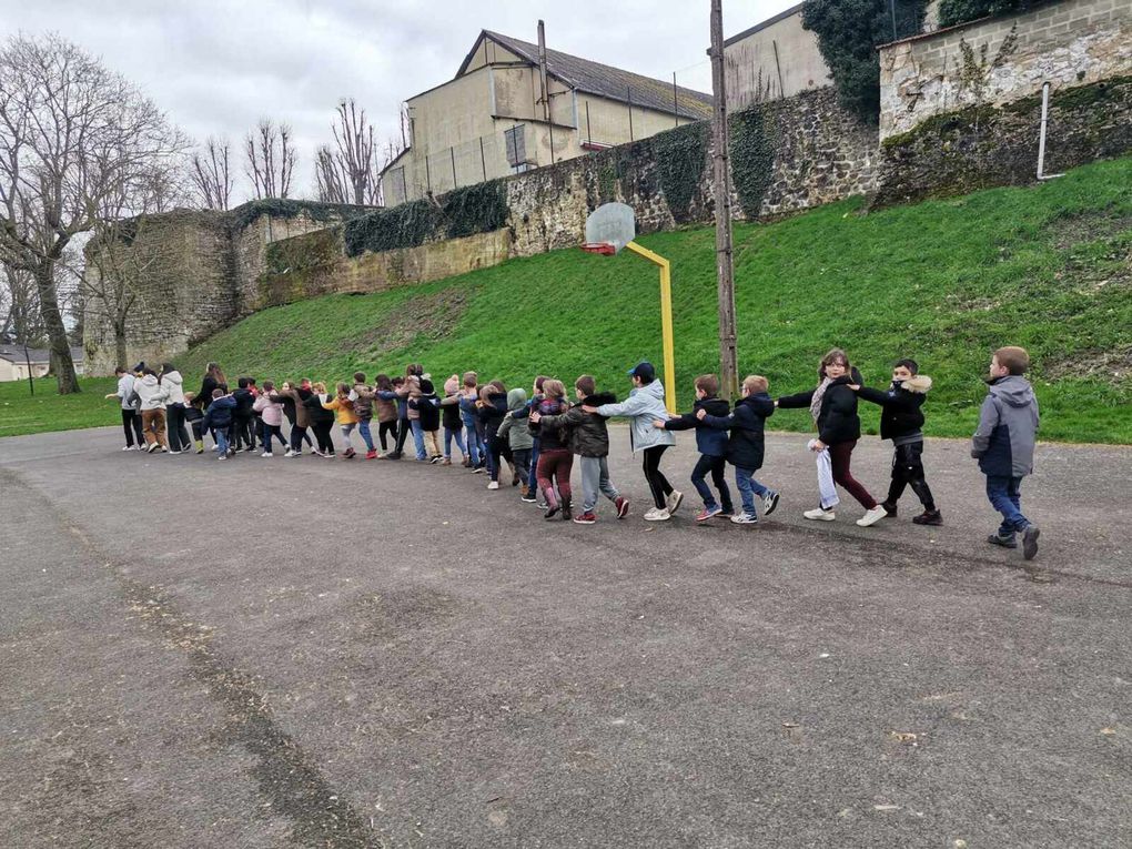 Au programme pour ces vacances: découverte d'Elmer l'éléphant, histoires de loup, activités sur le thème des couleurs, ateliers créatifs, jeu de piste avec passage au musée France 40, Initiation à la sophrologie avec Line qui nous apprend à nous détendre, à nous relaxer et respirer, balades et chasse au trésor, jeux sportifs et athlétisme avec l'Esfra et les vacances d'hiver de la ville, cinéma avec 2 films un pour les plus petits et un pour les grands, , bricolage et cuisine … le tout avec les copains et des animateurs qui nous emmènent à l'aventure. Vive les vacances.