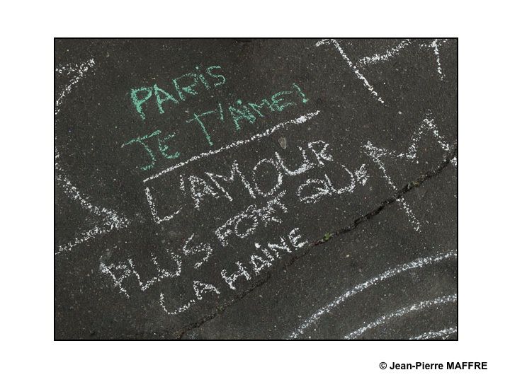 Après les attentats du 13 novembre 2015 des dessins à la craie ont traduit, d'une manière éphémère, sur le sol parisien les traumatismes mais aussi les messages d'amour et d'espoir.