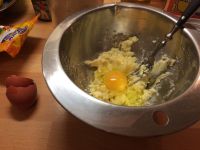 Pendant le repos de la pâte, je prépare la crème d'amande, en "crémant" le beurre (sorti du frigo à l'avance) avec le sucre à la fourchette, puis en y ajoutant l'oeuf et la poudre d'amande.