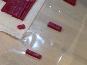 Démoulage et emballage des caramels mous framboise