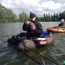 Alors voila un weekend float tube vien de se finir , c'etait un peut dur la 1er journeé avec que 1 seul perche. Le dimanche je vais pêcher sur les coups de 15h30 jusqu'a 20h et je tape une carpe miroir de 9,7 KG avec une canne de 0,5-5G donc un beau combat de 20min avec des rushs de ouff :) demander l'aide a des carpiste pour une épuisette :)) c'etait encors trés cool se weekend au bord de l'eau.