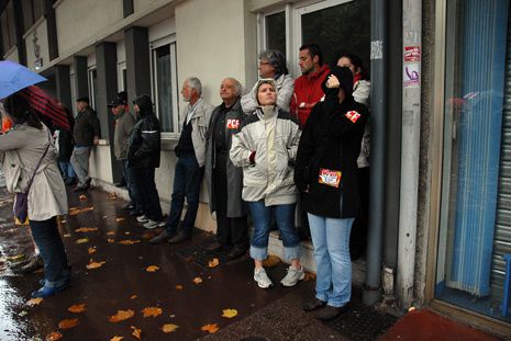 Manifestattion contre la réforme des retraites à Rouen sous la pluie et soleil. Un vrai temps de Normand..