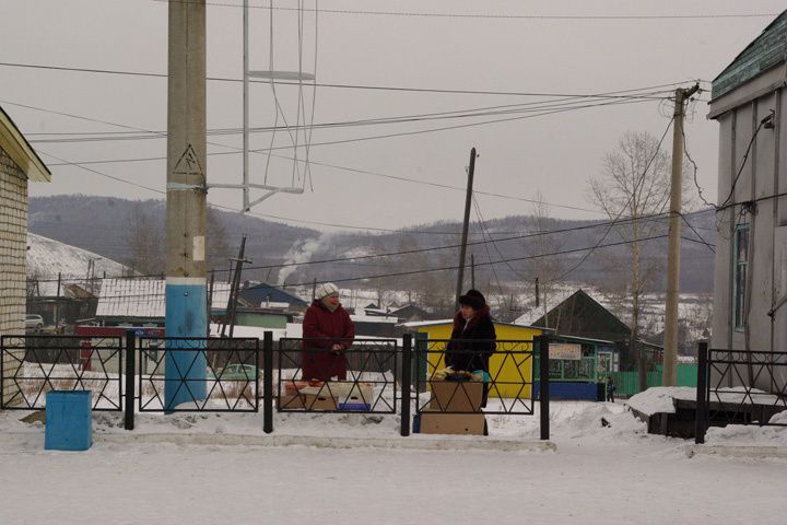 Dans le cadre d'un shooting photos avec Bluebretzel et Degré7,je suis partie avec une équipe pour 15 jours en Russie. Départ Moscou puis Irkouzt, près du Lac Baîkal, puis le transibérien jusqu'a Vladivostock. C'est un voyage en train, de gare e