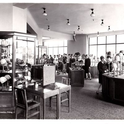 Le rayon "chapeaux" du nouveau magasin en 1929
