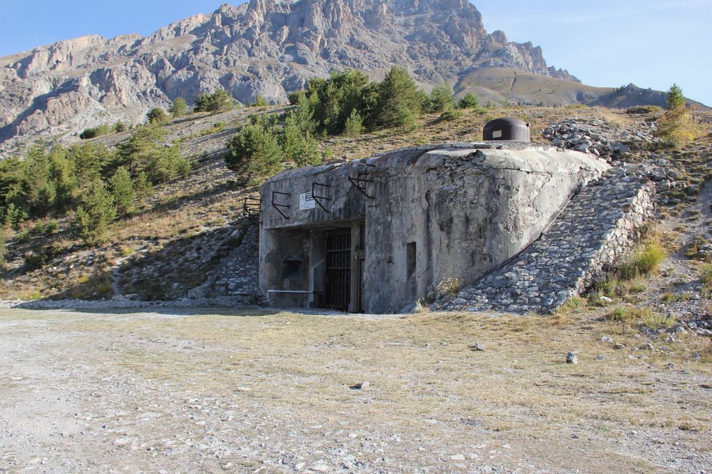 Quand on se promène dans la vallée de l’Ubaye, l’œil est attiré par des forts construits sur les hauteurs. Quelle que soit la date de leur construction, ils avaient tous le même but : « verrouiller l'accès au col de Larche » pour barrer l