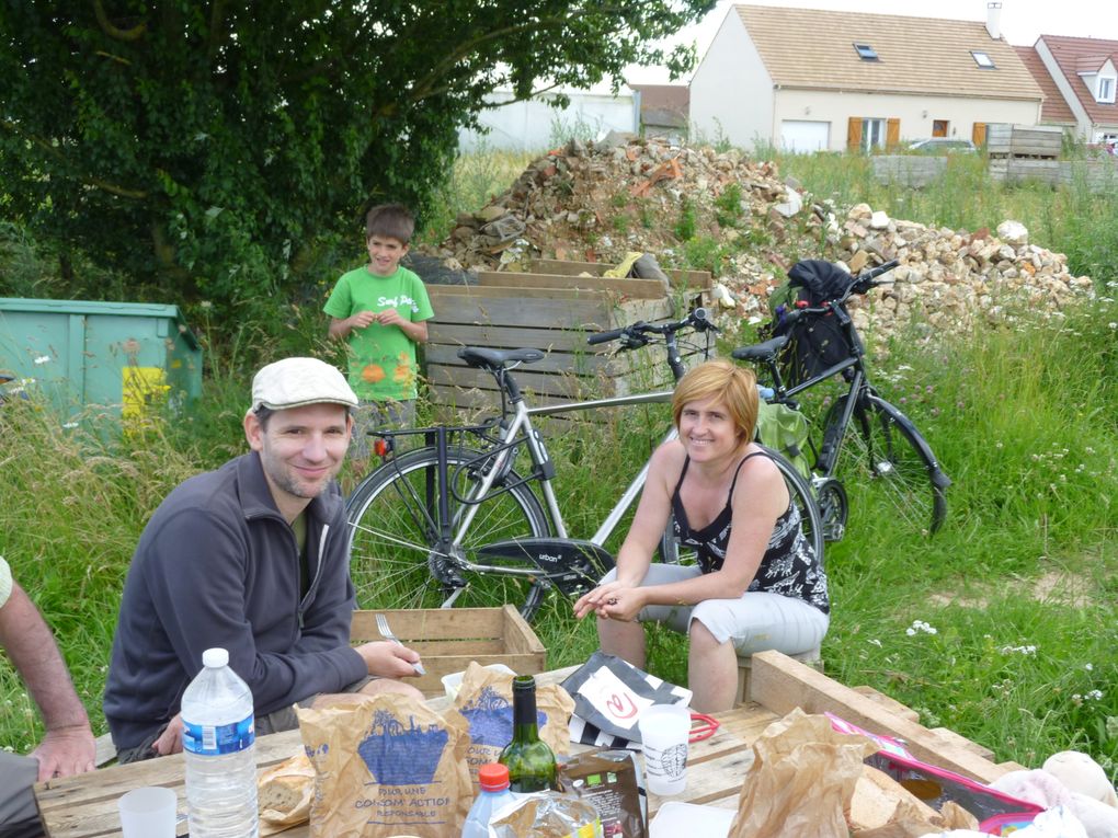 Travaux à la ferme chez Benjamin Soulard, maraîcher.
Train vers Dreux à 9h30. Benjamin nous attend à l'arrivée, petite heure de vélo pour arriver sur son exploitation, visite des lieux, repas avec sa femme et sa fille de 19 mois, et au boulot !