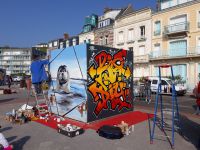 Douze graffeurs ont animé un atelier sur l’esplanade à l’initiative de la municipalité.