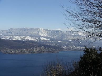 Il a une côte plus sauvage que l'autre, son voisin, le lac d'Annecy, et bien que sa renommée ne soit sans doute pas aussi grande, il a lui aussi sa beauté propre. Aix-les-Bains et Chambéry en sont les villes les plus proches, sans être exactemen