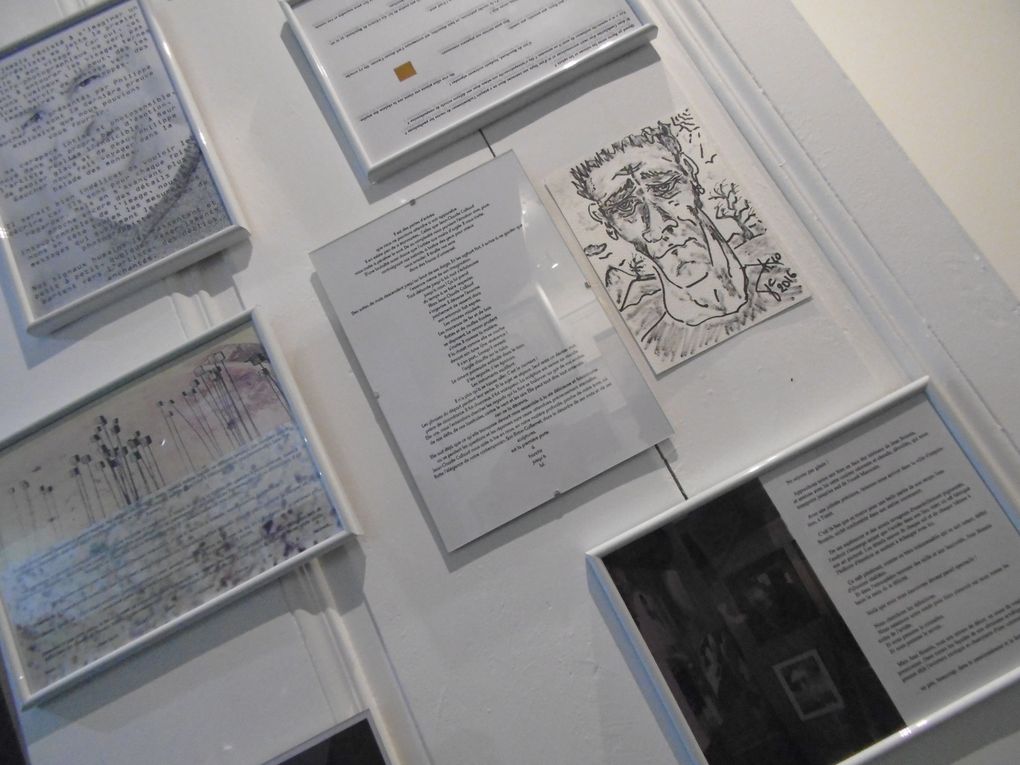 Alice est " Artiste de textes " comme elle le dit elle-même... " Littré ratures ", mais elle sait aller plus haut. Elle a exposé ses textes pour accompagner cette première exposition en la galerie d'Yvan Rotrou (Dixit). Actuellement elle est dans l'écriture d'un roman, elle en es à sa moitié... alors affaire à suivre afin de tourner les pages en sa compagnie.  Nous la reverrons car elle est saintaise et pour mémoire elle signera ses créations " Alice M ".