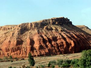 de Ouarzazate en passant par le Tizin-tichka vers Marrakech:route de 200kms franchissant le haut atlas ,beauté des paysages,contraste entre deux régions verte et humide au nord ,rouge et sèche au sud     succession de virages ,palette de toutes les teintes de rose ,rouge ,ver tavant d arriver au col à 2300 m d altitude