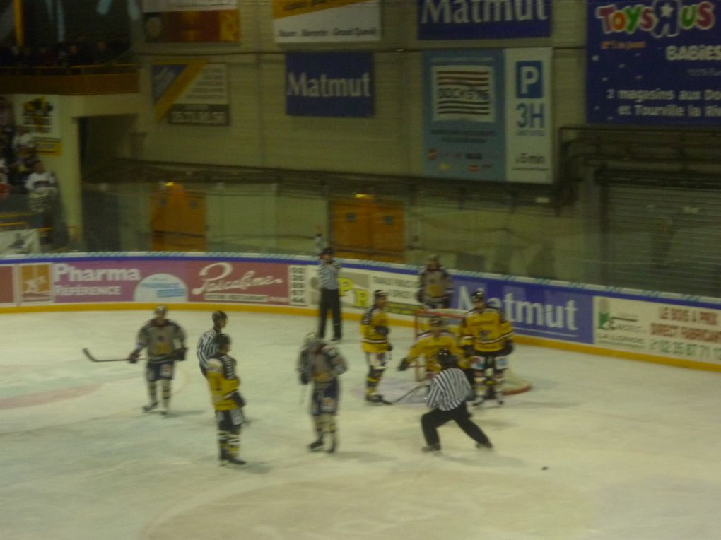 Match de Hockey du 23 octobre 2010 entre les dragons de Rouen et l'équipe de Grenoble.
Résultat: 8-1 ,Rouen vainqueur.