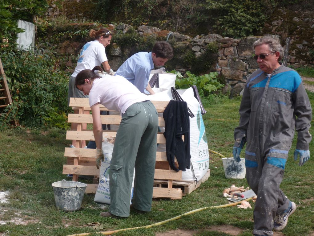 Les chantiers participatifs organisés et encadrés par Monique Cerro (voir son site:http://terre-pierre-et-chaux.fr/)
