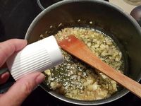 3 - Un fois le fumet réduit, en verser dans un doseur et mixer au robot plongeant. Filtrer le tout pour extraire le jus, réserver. Faire revenir dans une casserole avec un fond d'huile d'olive (2 cuil.) l'ail et l'échalote émincés pendant 5 mn, verser 10 cl de Cognac et flamber, dès que la flamme est éteinte ajouter la pulpe de tomate, le fumet, saler et poivrer et laisser mijoter sur feu doux pendant 40 mn. 
