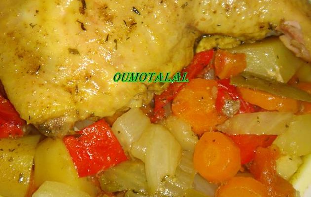 Cuisses de poulets sur un lit de légumes