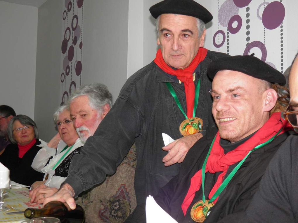 Le repas au Kebab Saint-Pierre qui rassemble les membres de la Confrérie, leurs familles et leurs amis. Cliquez sur les flèches pour faire défiler les images.