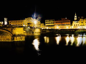 Les monuments accompagnent la nuit avec fierté.....ou peut être que c'est l'inverse...Ici pêle mêle, le duomo de la cathédrale Santa Maria del Fiore, le Ponte Vecchio et la Basilique Santa Croce (certains personnages les plus illustres de l'Histoire de l'Humanité y reposent à l'intérieur, Galilée, Machiavel, Ghiberti et Michel-Ange), le Palazzo Vecchio...