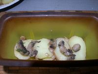 4 - Dans des moules en silicone (sinon penser à les beurrer) alterner successivement en couches :  pommes de terre, échalotes et champignons, oeufs, olives, crevettes et recommencer jusqu'à remplir au 3/4 les moules en terminant par une rangée de pommes de terre. Pour finir, verser dans les moules le mélange oeuf/crème fraîche qui doit bien recouvrir les pommes de terre. Parsemer le reste d'emmental râpé 