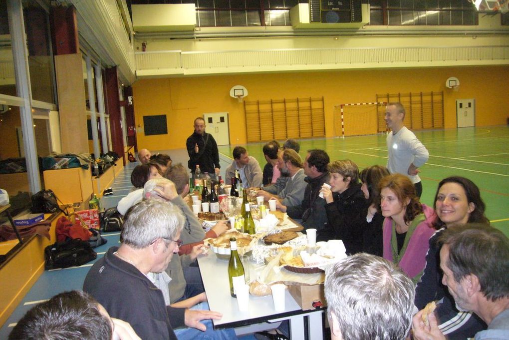 Boire et Manger, c'est bien la seule chose qu'on ne perd pas pendant les vacances...alors que le Volley, c'est pour ça qu'on a même pas osé prendre de photos!!!