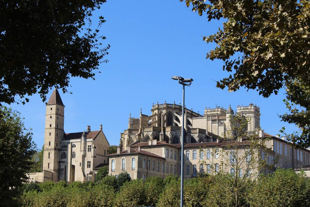 Et pour cela nous empruntons l'escalier monumental, ses 233 marches et sa statue de d'Artagnan