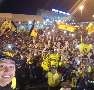El cuadro Torero celebra con su hinchada el campeonato . 