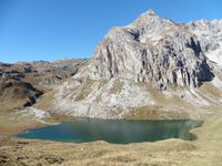 La cabane des Mindières. Le groupe passe au dessus du lac de la Plagne, face au Mont Blanc de Peisey.