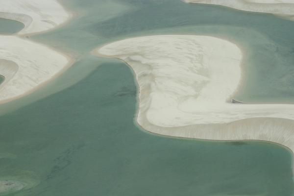 Le Parque Nacional dos Lençóis Maranhense couvre 155.000 hectares de plages, de lacs et de dunes.
Etiré sur 140km de côtes entre et Primera Cruz, à l'ouest de Barreirinhas, un étrange paysage de dunes mouvantes a créé un écosystème unique et fragile.
Les sables s'étendent jusqu'à 50km vers l'intérieur, et progressent par endroits de 200m chaque année.
Balayées par les vents, des crêtes hautes de 50m se structurent en relief perpétuellement changeant.