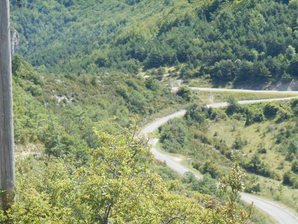 1- Col de Muse. 2- le trio de choc au panneau. 3- Vue plongeante sur la vallée de la Méouge. 4- Le carrefour avec la route du St Jean.