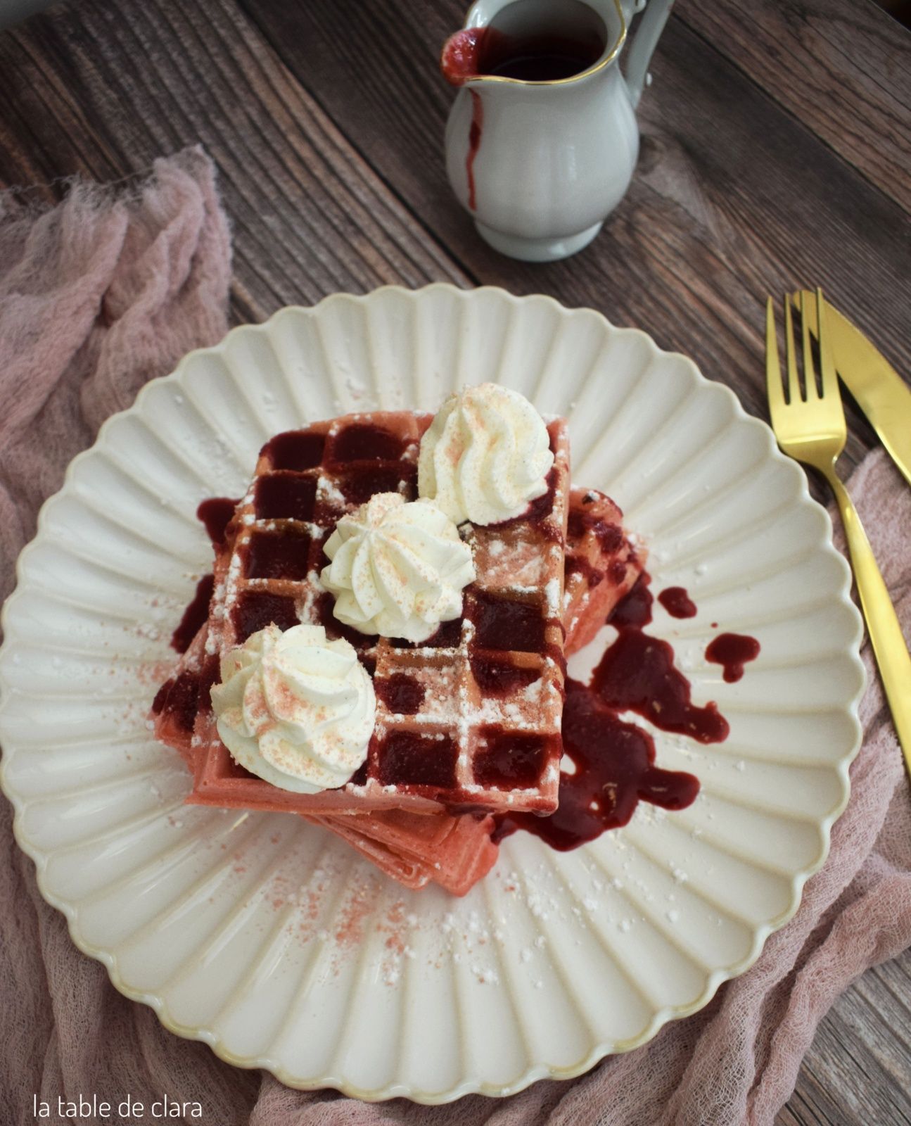 Gaufres biscuits roses coulis framboises chantilly