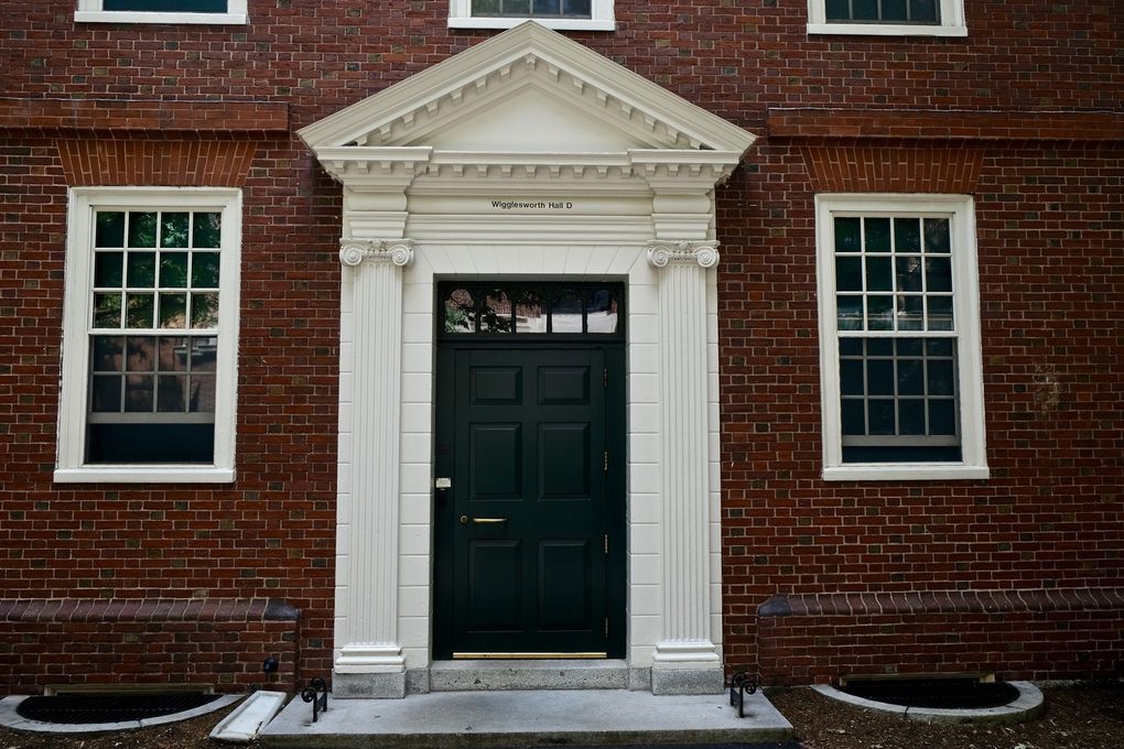 C’est (une fois encore) la première université américaine selon le classement de Shangaï. Avec pas moins de 46 prix Pulitzer, 44 Prix Nobel, 8 Présidents des Etats -Unis, des acteurs (Matt damon et Natalie Portman notamment), des personnalités politiques (Al Gore et Jacques Chirac), l’université de Harvard accueille depuis sa naissance en 1636, l’élite intellectuelle dans ses 10 facultés et a fait l’objet de dizaines d’études tant l’institution est importante et une référence aux Etats-Unis.