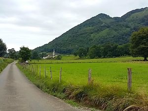 Le chemin, Vue sur Lurbe et Eglise d'Escot