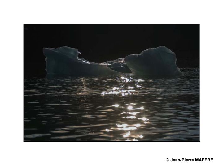 Les iceberg, véritables chefs-d'œuvres de la nature, sont des blocs de glace d'eau douce qui dérivent sur l'eau après s’être détachés d’un glacier ou d'une barrière de glace flottante.