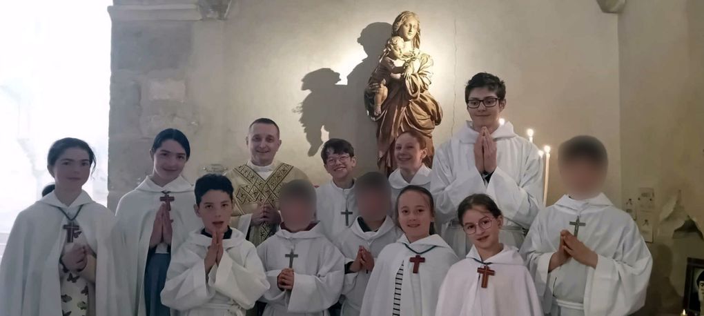 La Sainte Messe avec tous les enfants de Choeur et une patrouille des Scouts de France de passage...