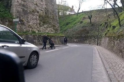 Les piétons peuvent être gênés aux entournures (Blois, fossé du chateau). 