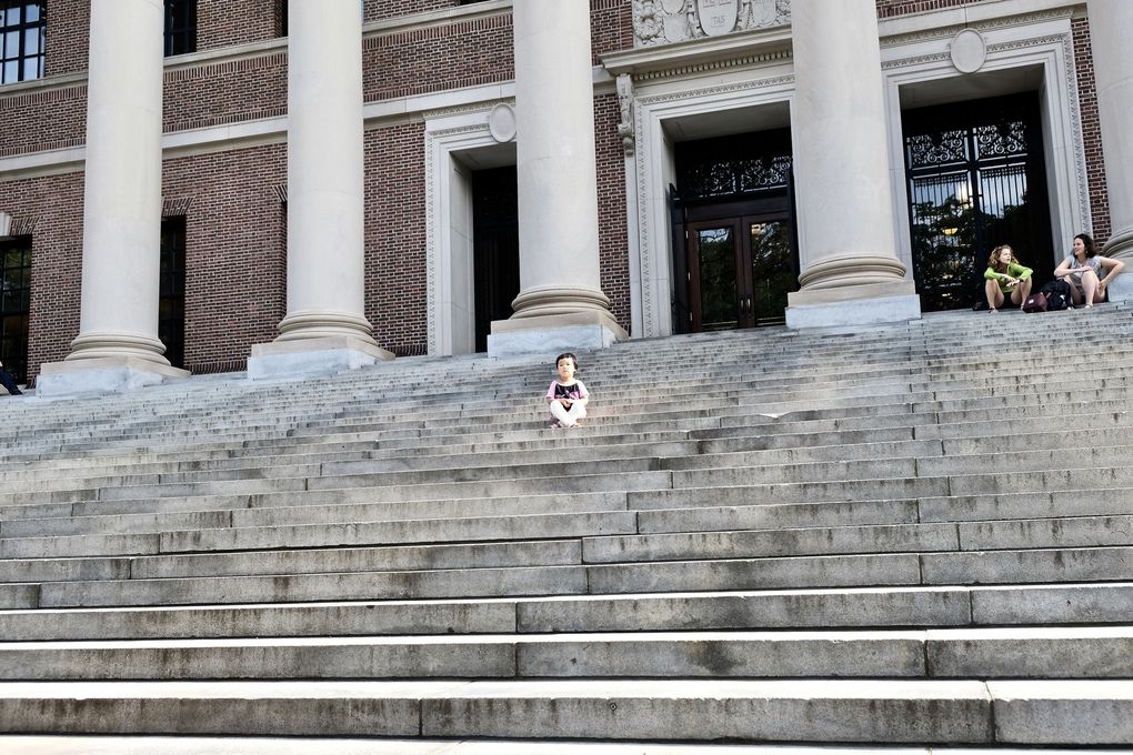 C’est (une fois encore) la première université américaine selon le classement de Shangaï. Avec pas moins de 46 prix Pulitzer, 44 Prix Nobel, 8 Présidents des Etats -Unis, des acteurs (Matt damon et Natalie Portman notamment), des personnalités politiques (Al Gore et Jacques Chirac), l’université de Harvard accueille depuis sa naissance en 1636, l’élite intellectuelle dans ses 10 facultés et a fait l’objet de dizaines d’études tant l’institution est importante et une référence aux Etats-Unis.
