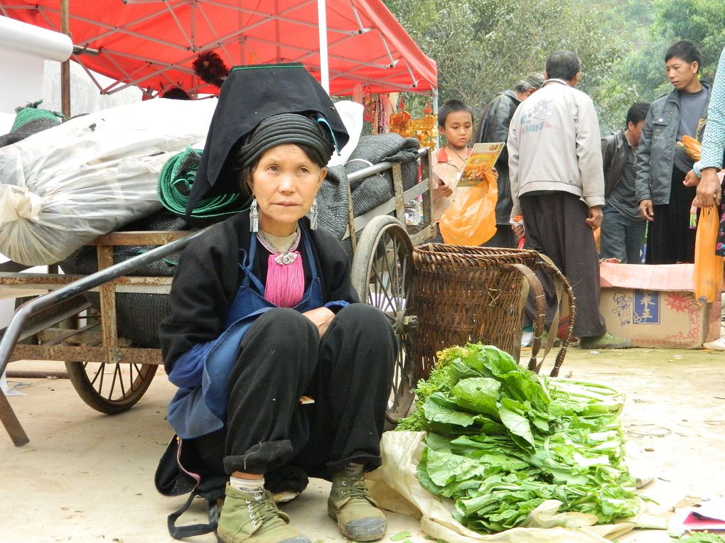A deux heures de route de Yuanyang, l'un des plus grands marchés de la région se tient tous les dimanches à Laomeng. Toutes les minorités ethniques y sont représentées. Haut en couleurs.