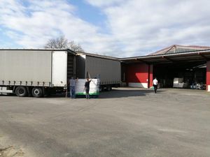 Déchargement fini, l'équipe "HUMA", cinq personnes partent charger maintenant le camion pour la Croix Rouge de Lettonie