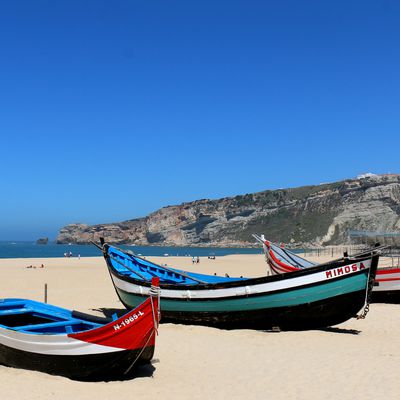 Les barques de la plage de Nazaré (Portugal)