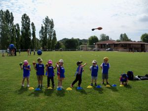 Découverte de lancers d'engins en mousse: flèches et ballons ovales